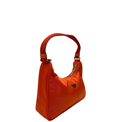 Laterale sinistro di una borsa a spalla Prada in nylon arancione con dettagli in pelle Saffiano tono su tono e parti metalliche argentate, usata, originale, second hand, in condizioni eccellenti.