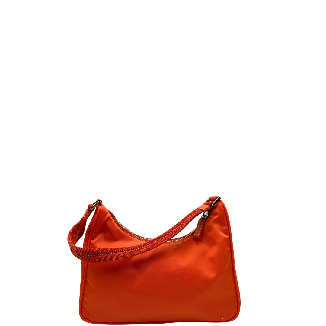 Retro di una borsa a spalla Prada in nylon arancione con dettagli in pelle Saffiano tono su tono e parti metalliche argentate, usata, originale, second hand, in condizioni eccellenti.