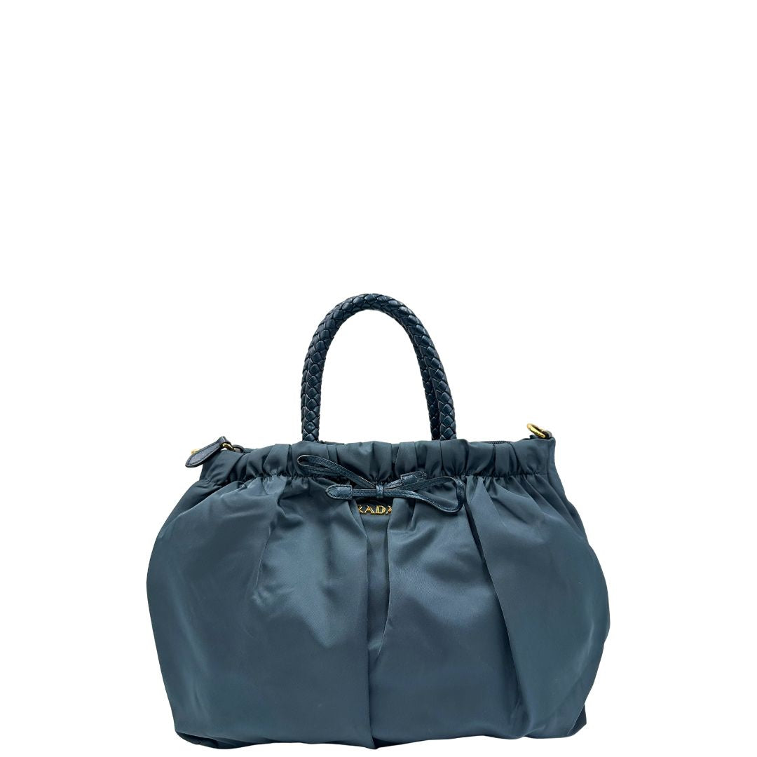 front Borsa Prada in nylon nelle tonalità del blu petrolio, munita di doppi manici in pelle intrecciati, di lusso, originale, ottime condizioni, usata. 
