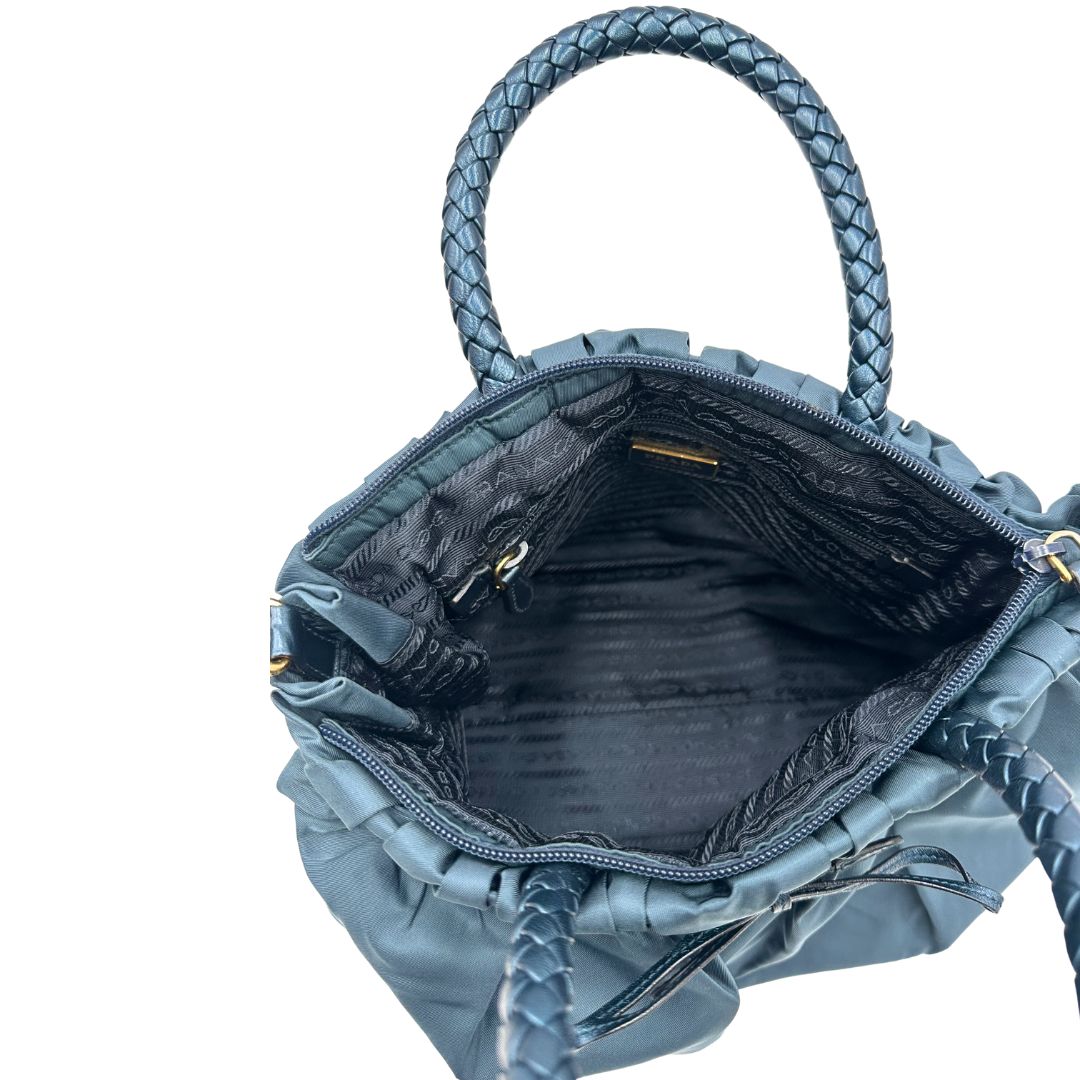 interno Borsa Prada in nylon nelle tonalità del blu petrolio, munita di doppi manici in pelle intrecciati, di lusso, originale, ottime condizioni, usata. 