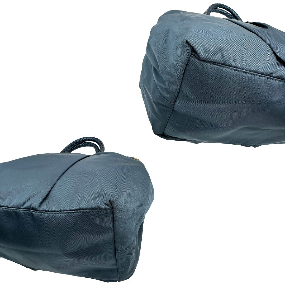 angoli Borsa Prada in nylon nelle tonalità del blu petrolio, munita di doppi manici in pelle intrecciati, di lusso, originale, ottime condizioni, usata.