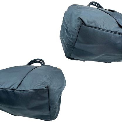 angoli Borsa Prada in nylon nelle tonalità del blu petrolio, munita di doppi manici in pelle intrecciati, di lusso, originale, ottime condizioni, usata.