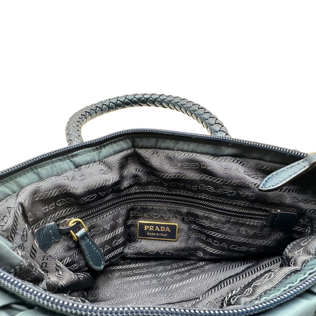 interno Borsa Prada in nylon nelle tonalità del blu petrolio, munita di doppi manici in pelle intrecciati, di lusso, originale, ottime condizioni, usata. 