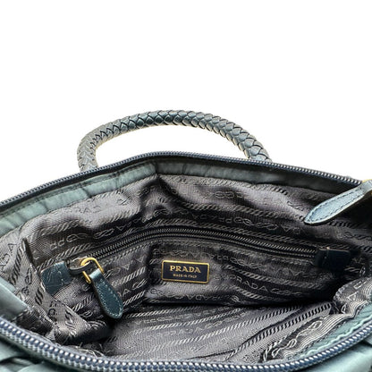 interno Borsa Prada in nylon nelle tonalità del blu petrolio, munita di doppi manici in pelle intrecciati, di lusso, originale, ottime condizioni, usata. 