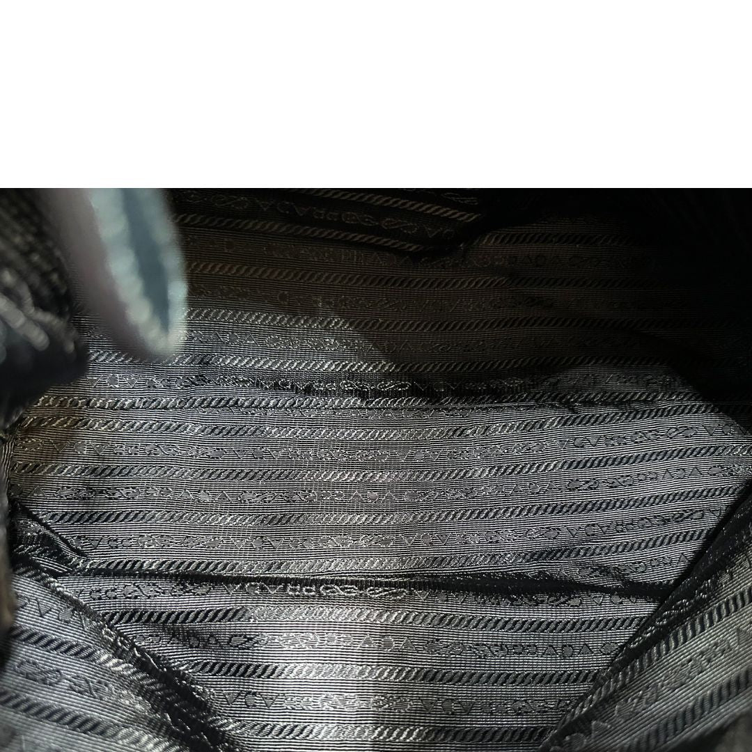 interno Borsa Prada in nylon nelle tonalità del blu petrolio, munita di doppi manici in pelle intrecciati, di lusso, originale, ottime condizioni, usata. 