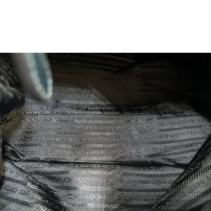 interno Borsa Prada in nylon nelle tonalità del blu petrolio, munita di doppi manici in pelle intrecciati, di lusso, originale, ottime condizioni, usata. 