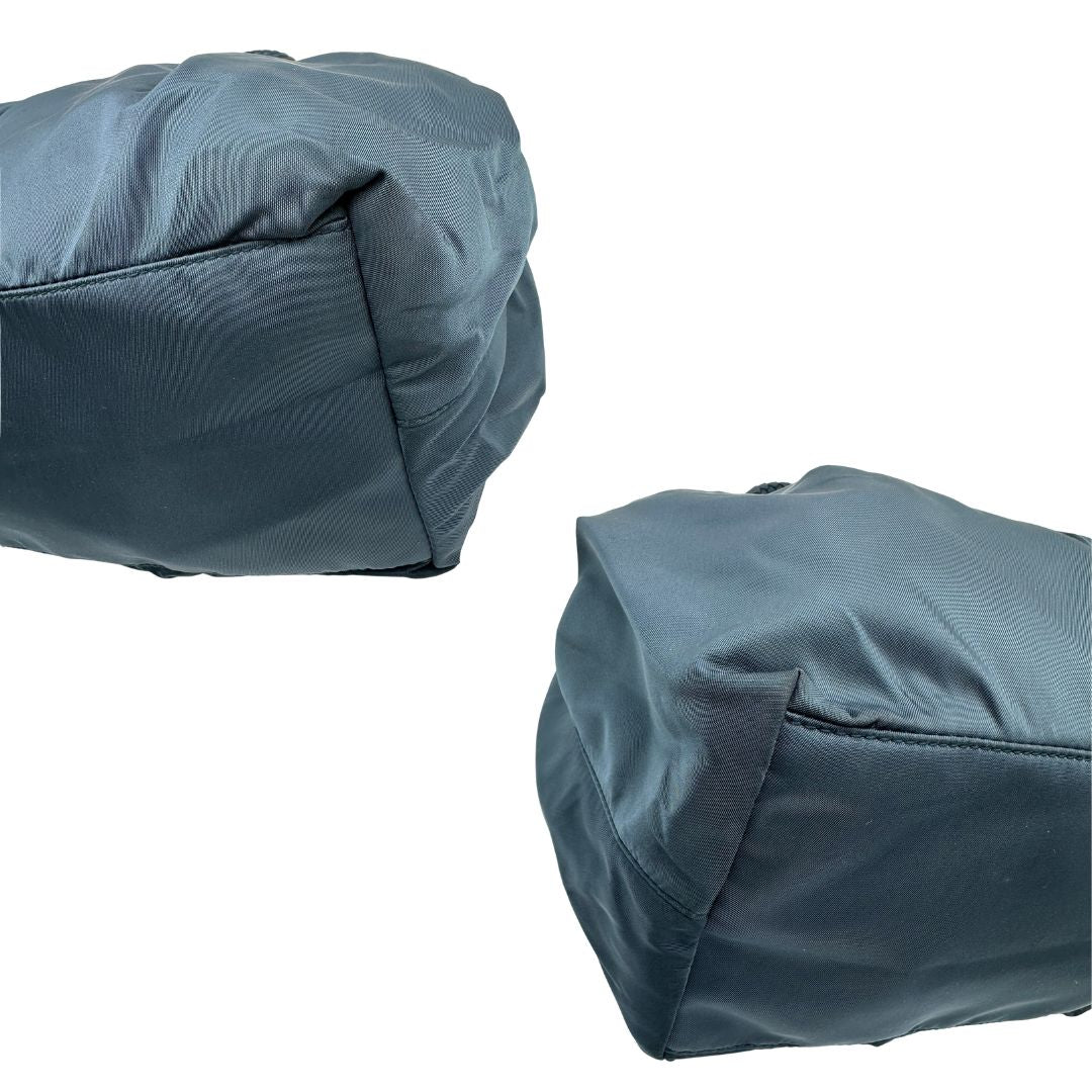 angoli Borsa Prada in nylon nelle tonalità del blu petrolio, munita di doppi manici in pelle intrecciati, di lusso, originale, ottime condizioni, usata.