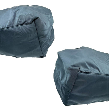 angoli Borsa Prada in nylon nelle tonalità del blu petrolio, munita di doppi manici in pelle intrecciati, di lusso, originale, ottime condizioni, usata.