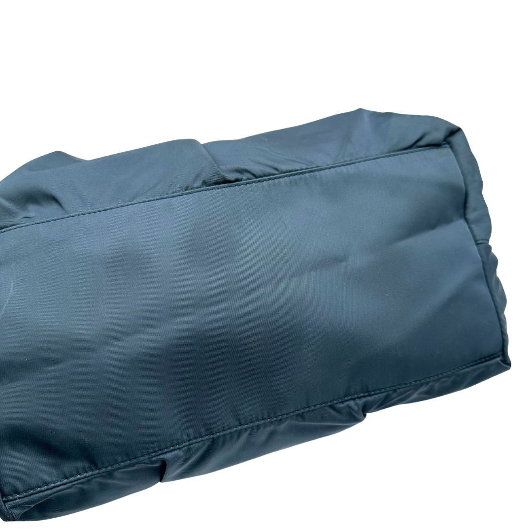 base Borsa Prada in nylon nelle tonalità del blu petrolio, munita di doppi manici in pelle intrecciati, di lusso, originale, ottime condizioni, usata.