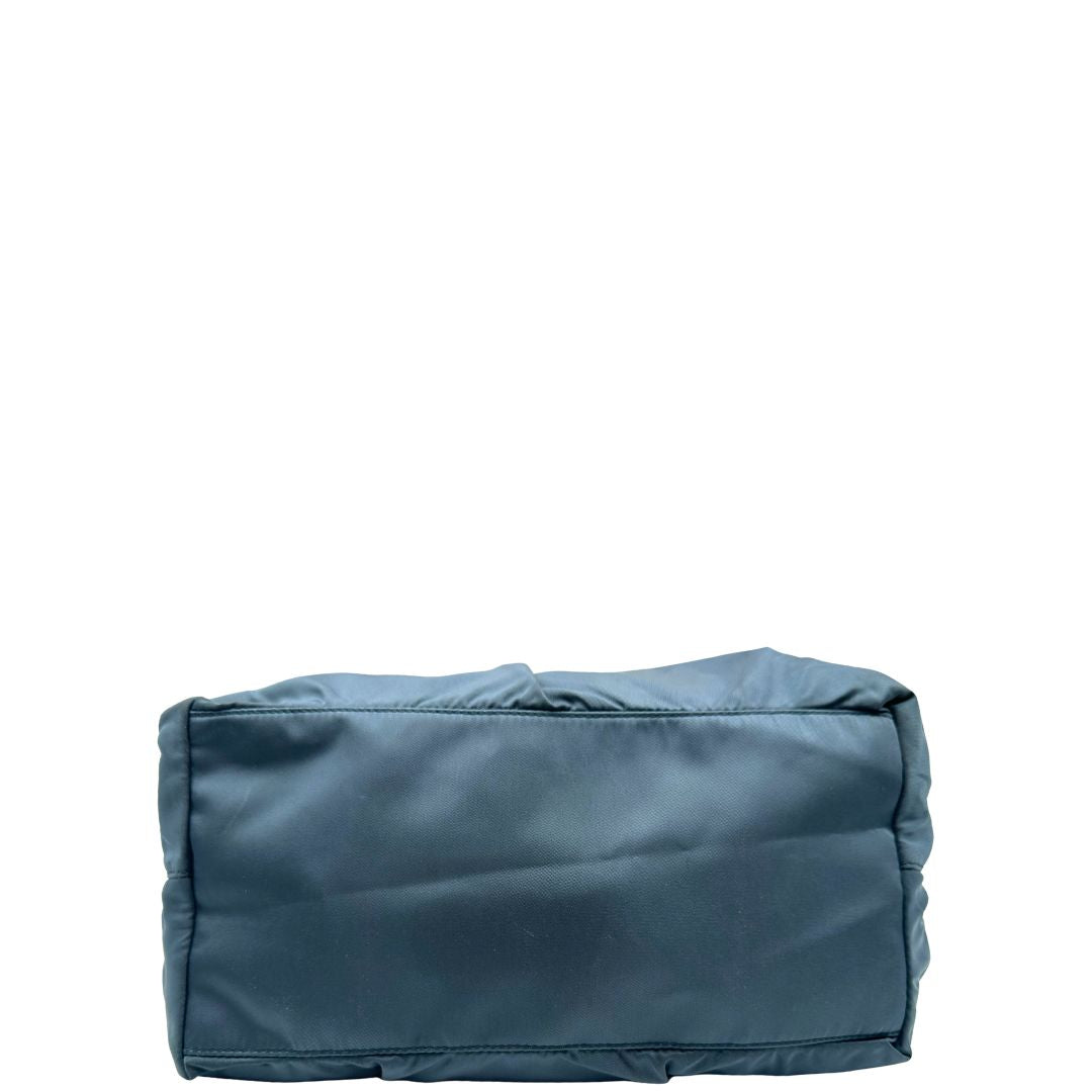 base Borsa Prada in nylon nelle tonalità del blu petrolio, munita di doppi manici in pelle intrecciati, di lusso, originale, ottime condizioni, usata.