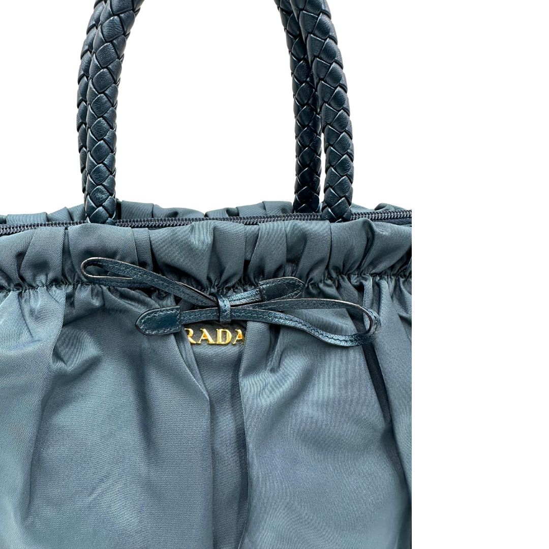 interno Borsa Prada in nylon nelle tonalità del blu petrolio, munita di doppi manici in pelle intrecciati, di lusso, originale, ottime condizioni, usata. 