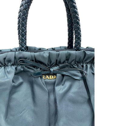 interno Borsa Prada in nylon nelle tonalità del blu petrolio, munita di doppi manici in pelle intrecciati, di lusso, originale, ottime condizioni, usata. 