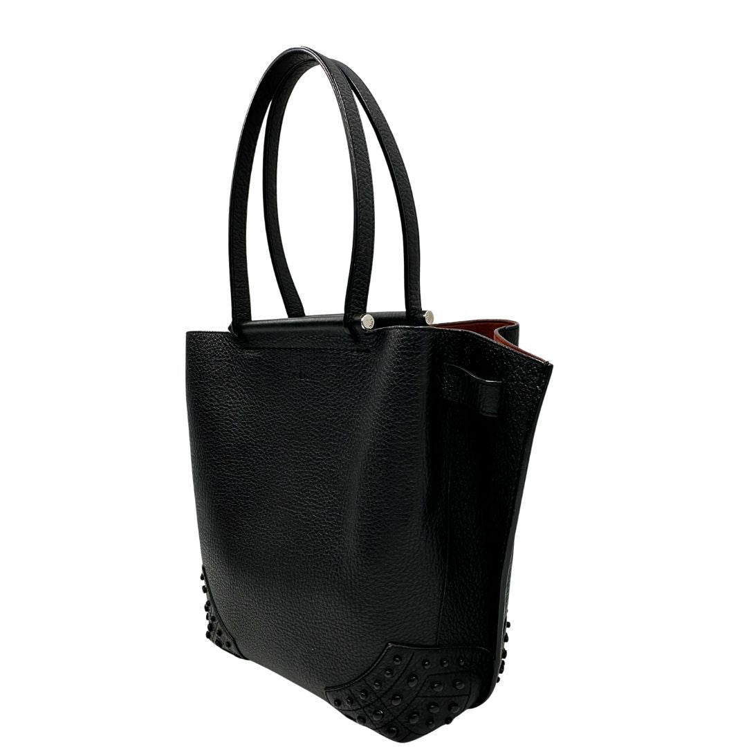 lato Borsa Tod's in pelle nera impreziosita da borchie tono su tono alla base, di lusso, originale, ottime condizioni, usata. 