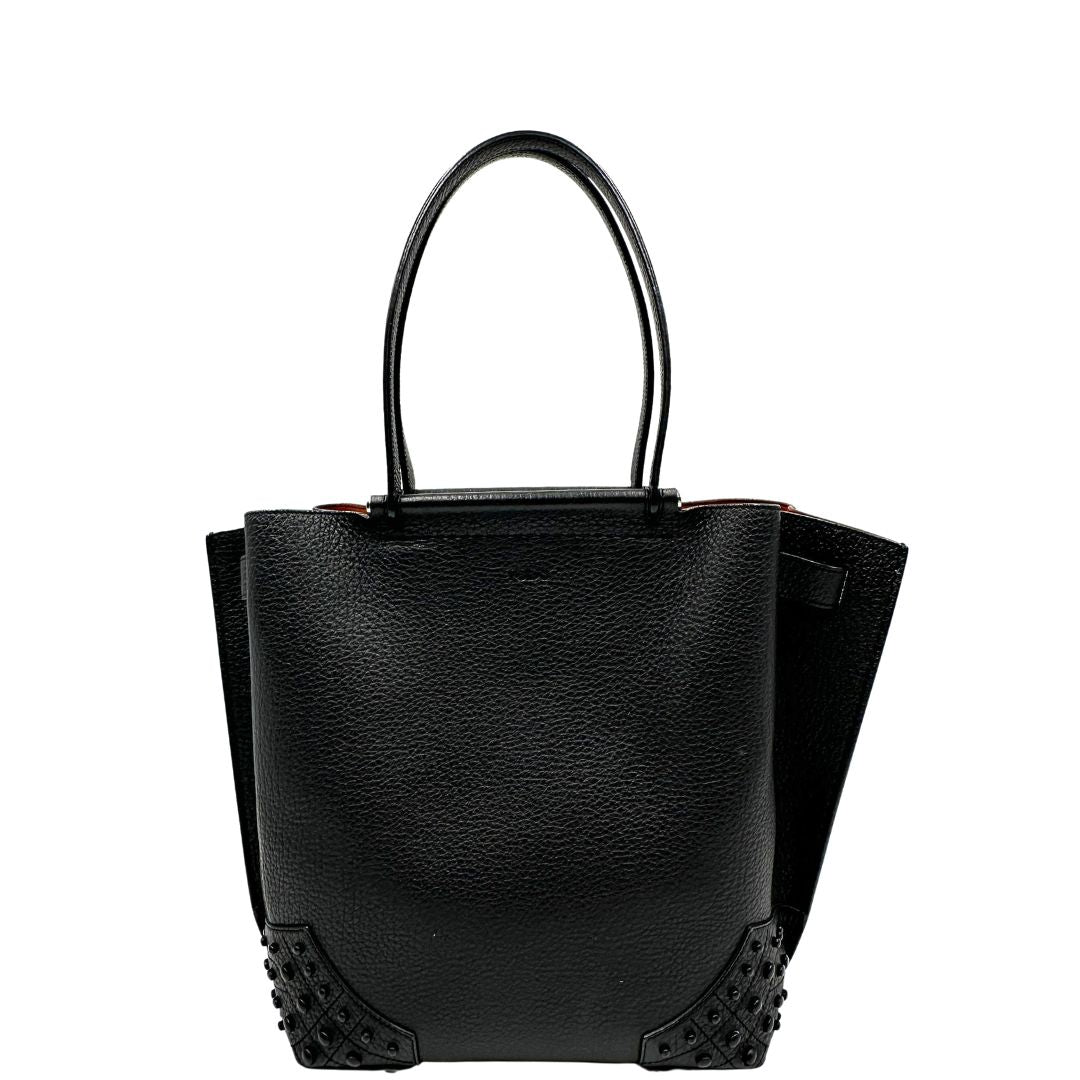 front Borsa Tod's in pelle nera impreziosita da borchie tono su tono alla base, di lusso, originale, ottime condizioni, usata. 