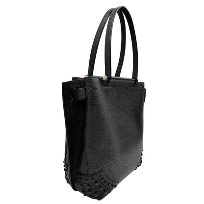 lato Borsa Tod's in pelle nera impreziosita da borchie tono su tono alla base, di lusso, originale, ottime condizioni, usata. 