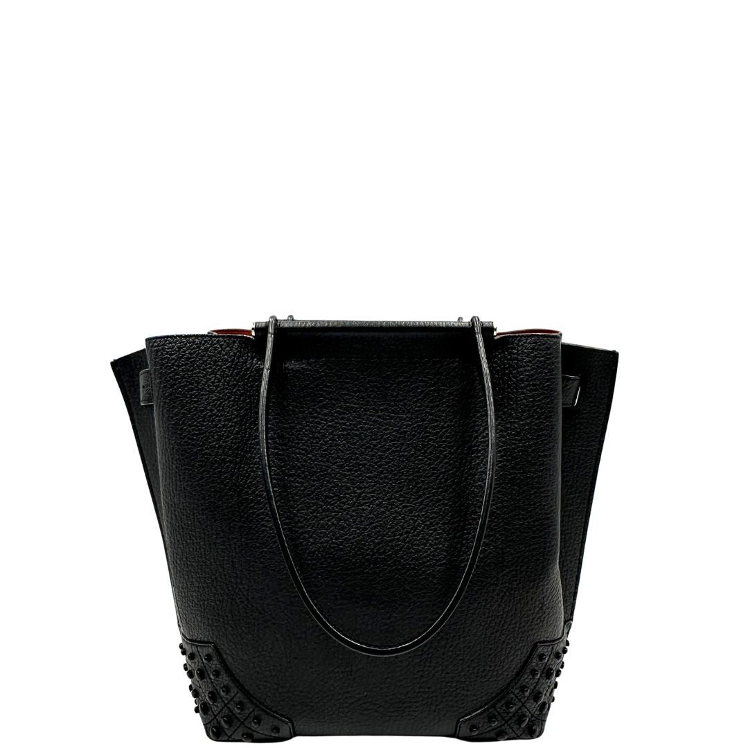 retro Borsa Tod's in pelle nera impreziosita da borchie tono su tono alla base, di lusso, originale, ottime condizioni, usata. 