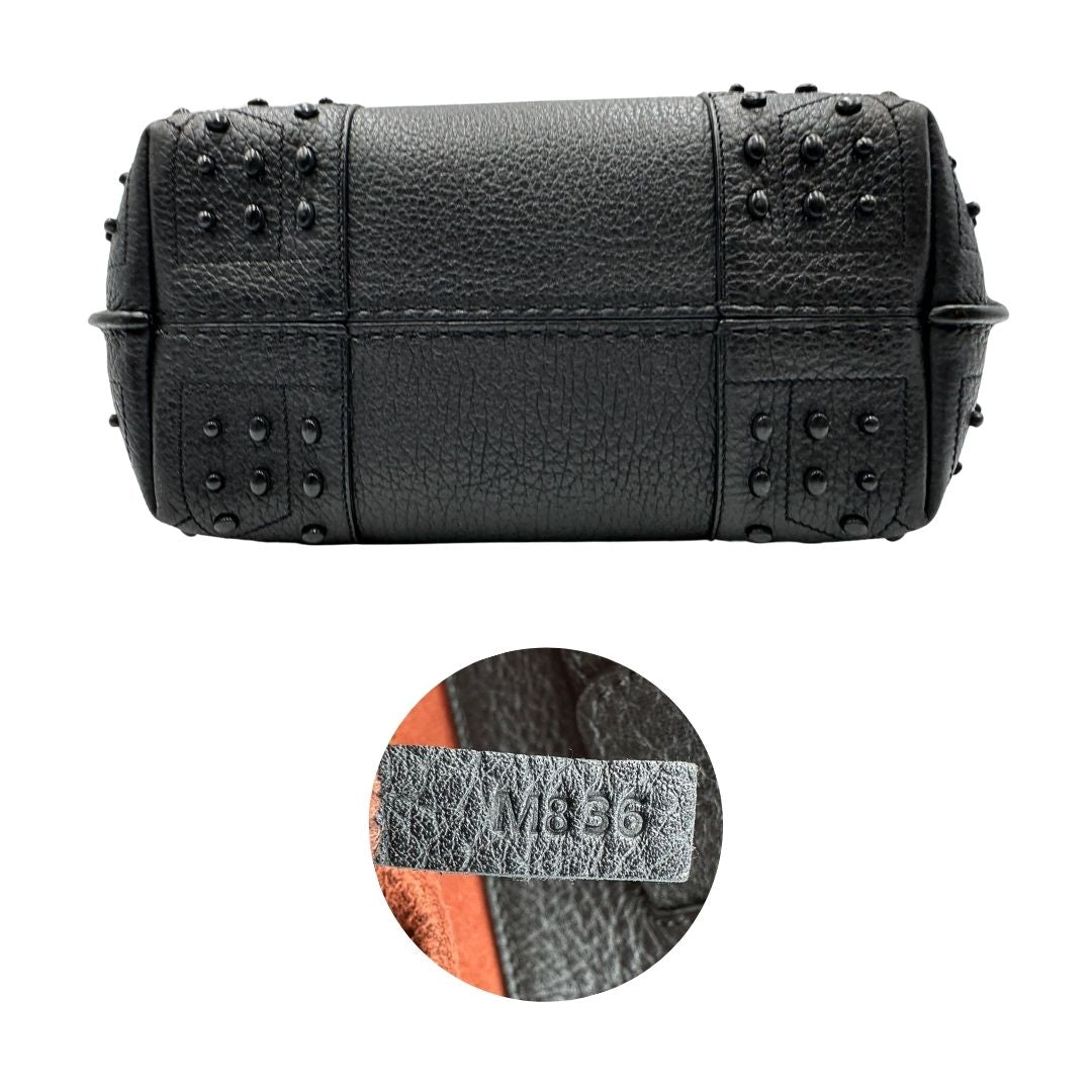 base Borsa Tod's in pelle nera impreziosita da borchie tono su tono alla base, di lusso, originale, ottime condizioni, usata. 