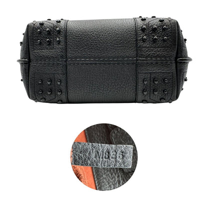 base Borsa Tod's in pelle nera impreziosita da borchie tono su tono alla base, di lusso, originale, ottime condizioni, usata. 