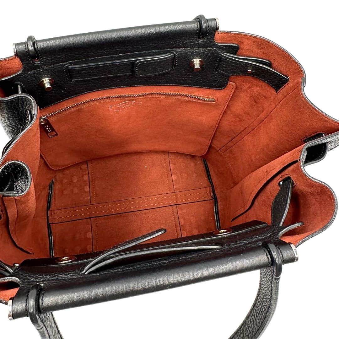 interno Borsa Tod's in pelle nera impreziosita da borchie tono su tono alla base, di lusso, originale, ottime condizioni, usata.