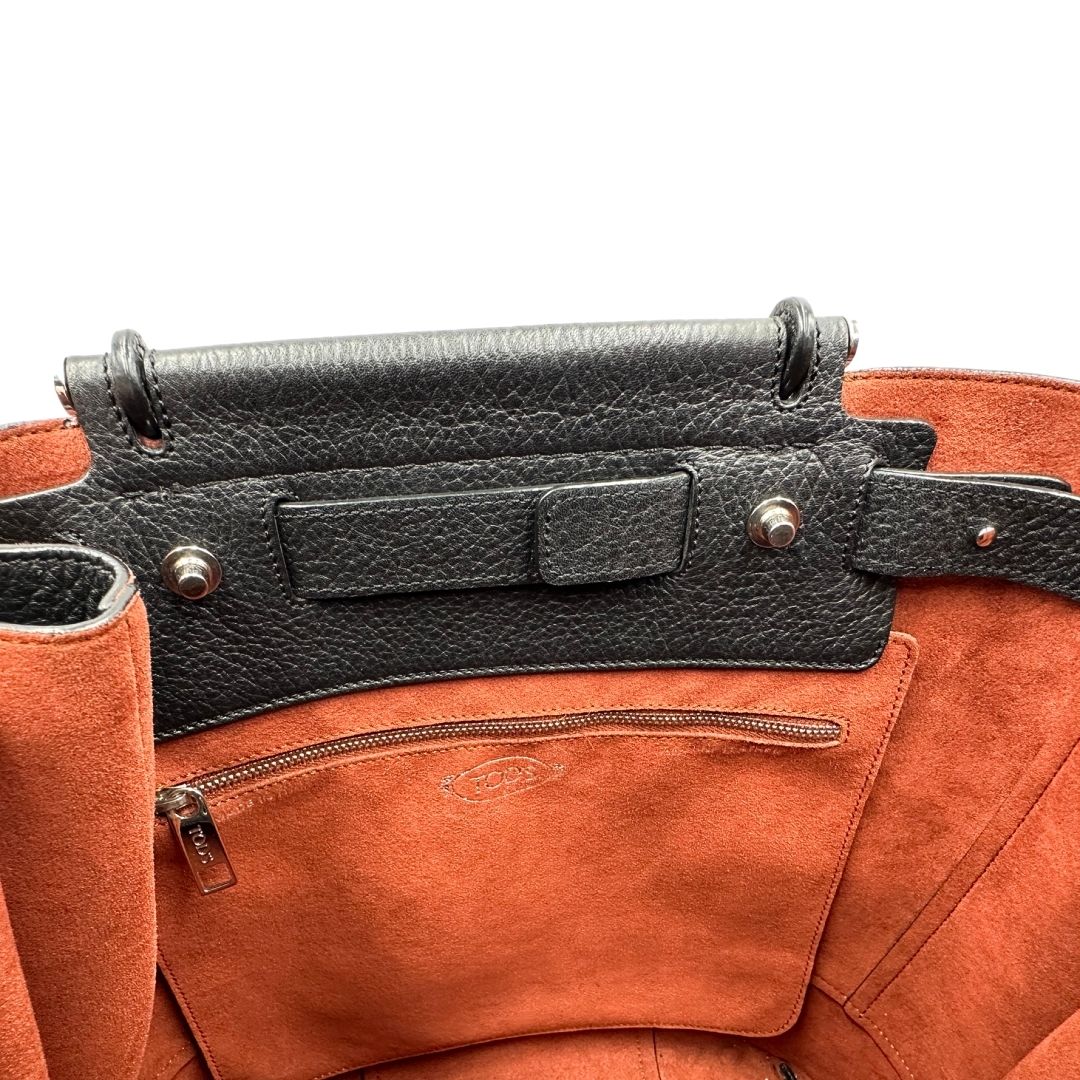interno Borsa Tod's in pelle nera impreziosita da borchie tono su tono alla base, di lusso, originale, ottime condizioni, usata.