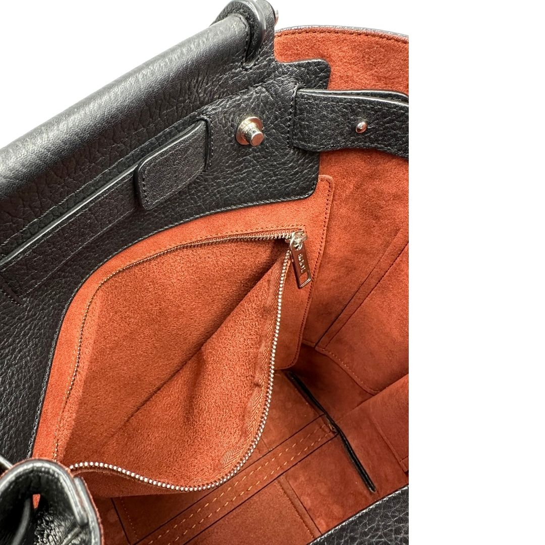 interno Borsa Tod's in pelle nera impreziosita da borchie tono su tono alla base, di lusso, originale, ottime condizioni, usata.