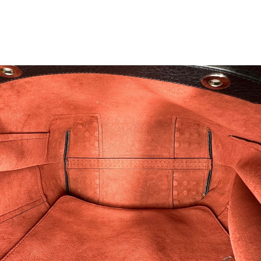 interno Borsa Tod's in pelle nera impreziosita da borchie tono su tono alla base, di lusso, originale, ottime condizioni, usata.