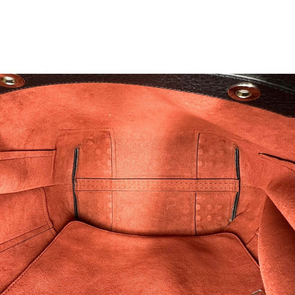 interno Borsa Tod's in pelle nera impreziosita da borchie tono su tono alla base, di lusso, originale, ottime condizioni, usata.