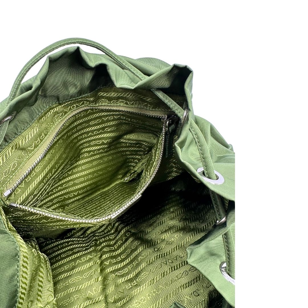 interno zaino Prada in vela verde e finiture in pelle tono su tono, di lusso, ottime condizioni, usato, originale. 