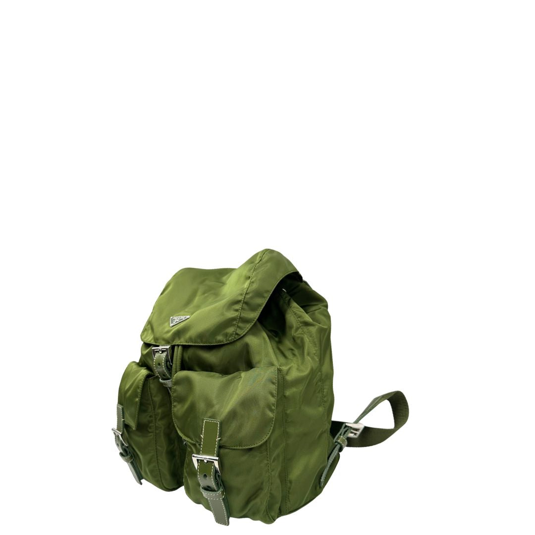 lato  zaino Prada in vela verde e finiture in pelle tono su tono, di lusso, ottime condizioni, usato, originale. 