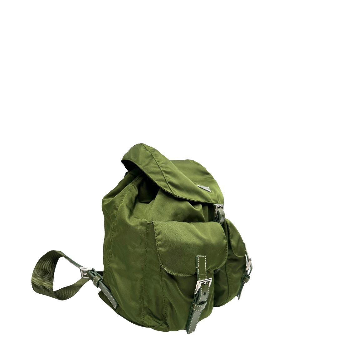 lato  zaino Prada in vela verde e finiture in pelle tono su tono, di lusso, ottime condizioni, usato, originale. 