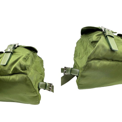 angoli  zaino Prada in vela verde e finiture in pelle tono su tono, di lusso, ottime condizioni, usato, originale. 
