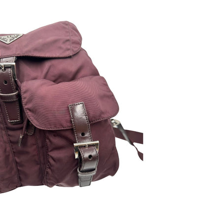 Leggero zaino Prada in tessuto nylon bordeaux e finiture in pelle tono su tono, di lusso, originale, ottime condizioni, usato.