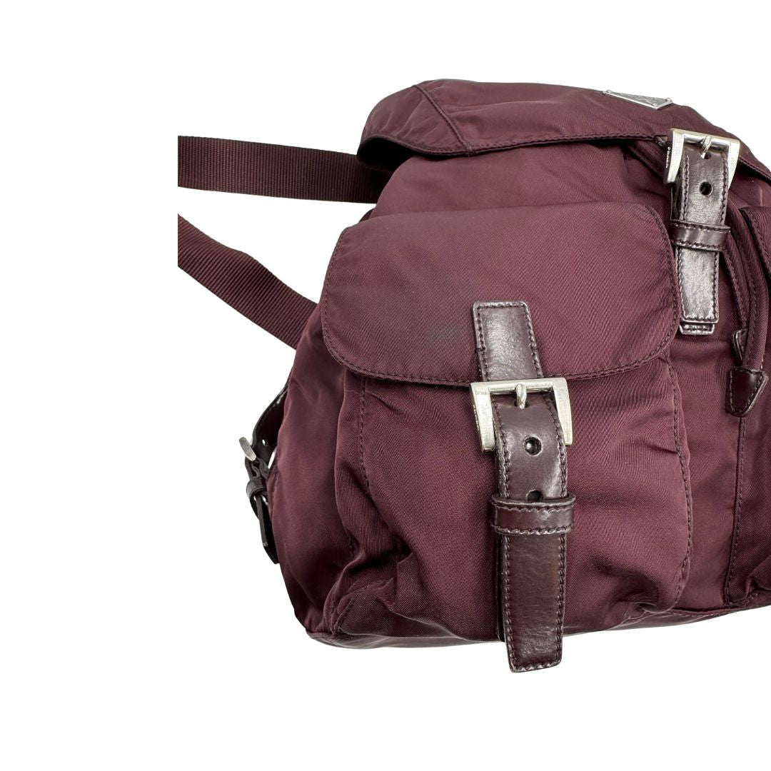 Leggero zaino Prada in tessuto nylon bordeaux e finiture in pelle tono su tono, di lusso, originale, ottime condizioni, usato.