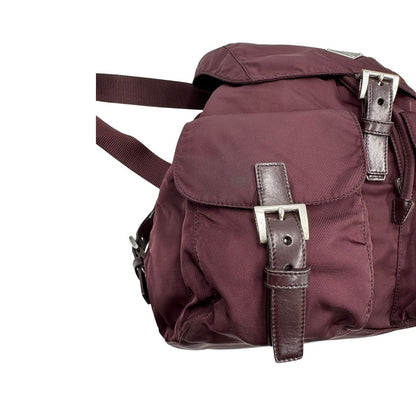 Leggero zaino Prada in tessuto nylon bordeaux e finiture in pelle tono su tono, di lusso, originale, ottime condizioni, usato.
