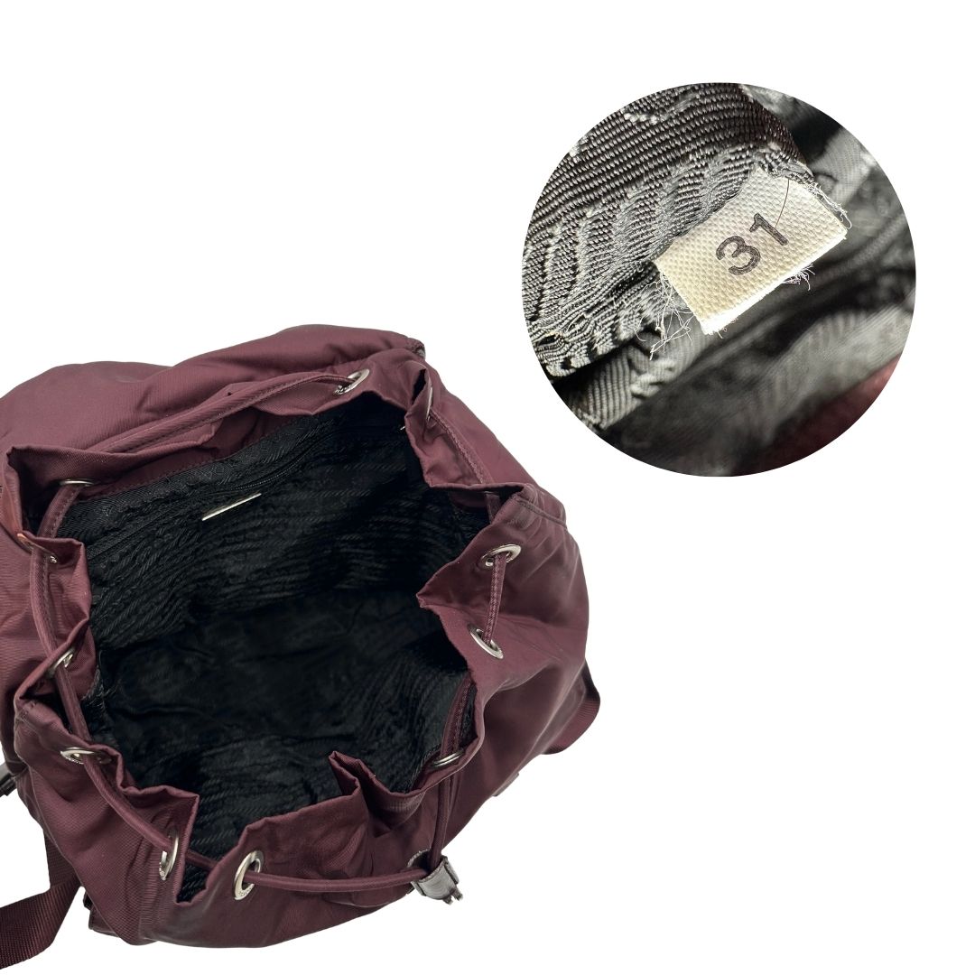 Leggero zaino Prada in tessuto nylon bordeaux e finiture in pelle tono su tono, di lusso, originale, ottime condizioni, usato.Leggero zaino Prada in tessuto nylon bordeaux e finiture in pelle tono su tono, di lusso, originale, ottime condizioni, usato.