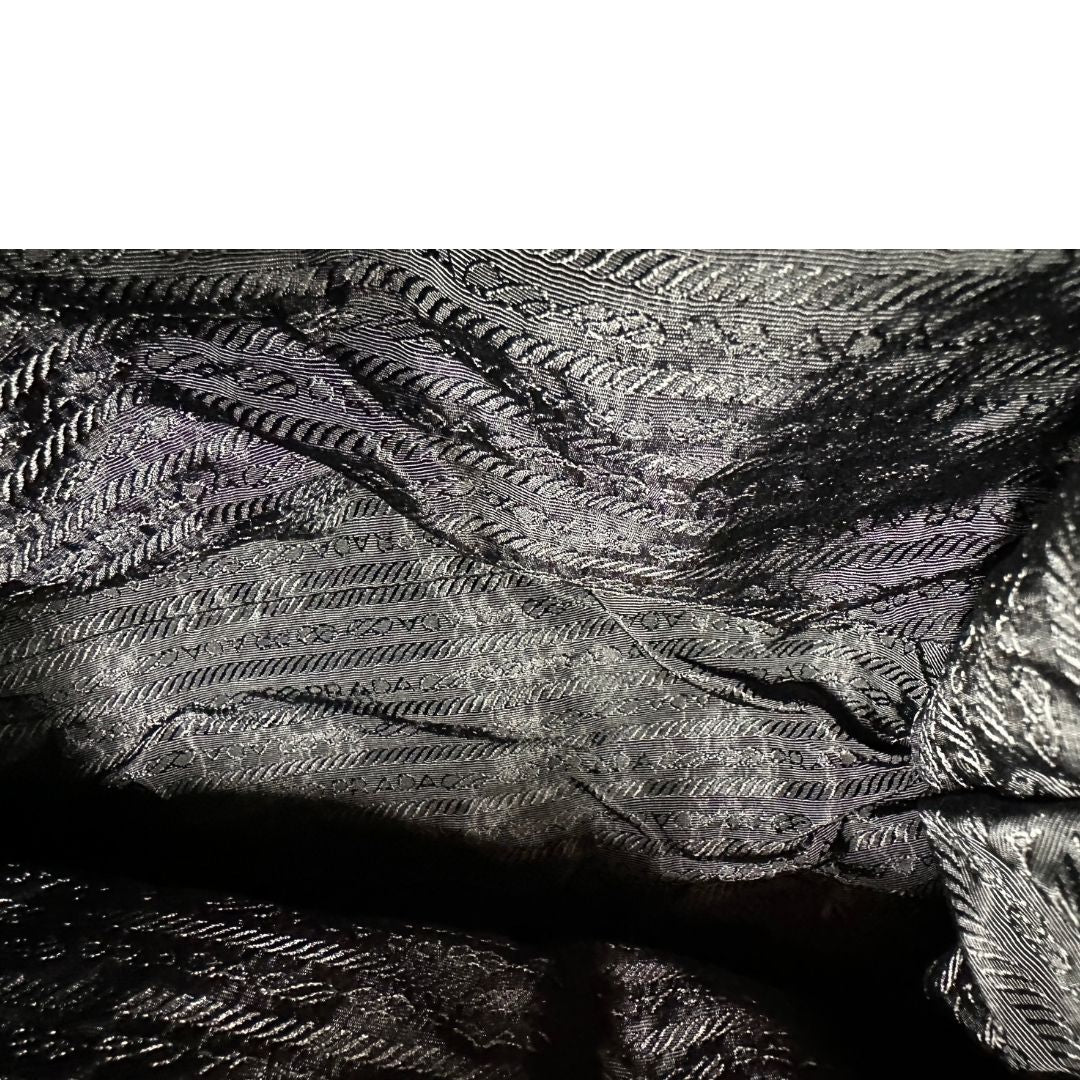 Leggero zaino Prada in tessuto nylon bordeaux e finiture in pelle tono su tono, di lusso, originale, ottime condizioni, usato.