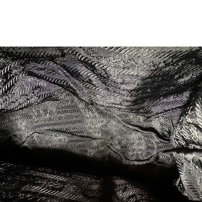 Leggero zaino Prada in tessuto nylon bordeaux e finiture in pelle tono su tono, di lusso, originale, ottime condizioni, usato.