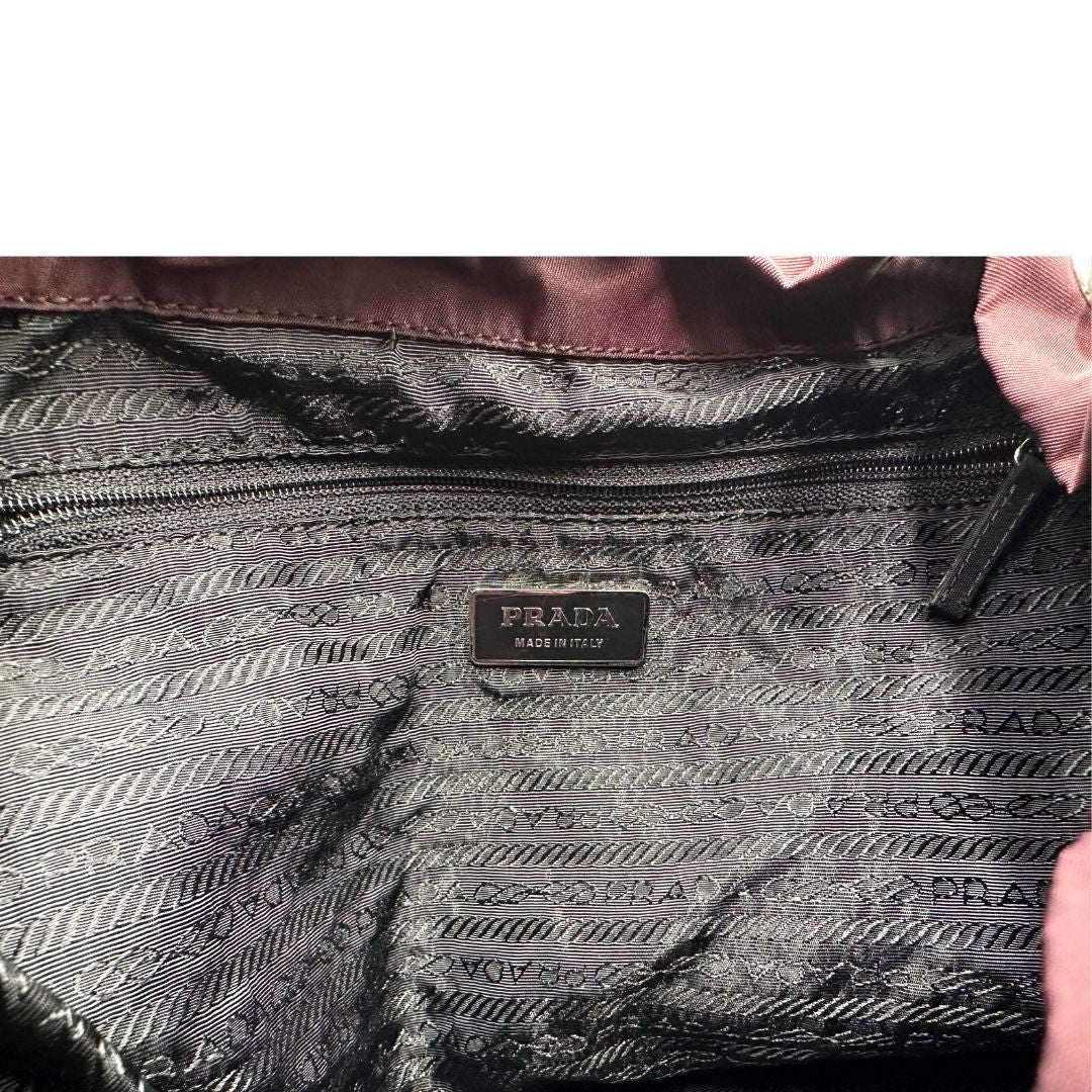 Leggero zaino Prada in tessuto nylon bordeaux e finiture in pelle tono su tono, di lusso, originale, ottime condizioni, usato.