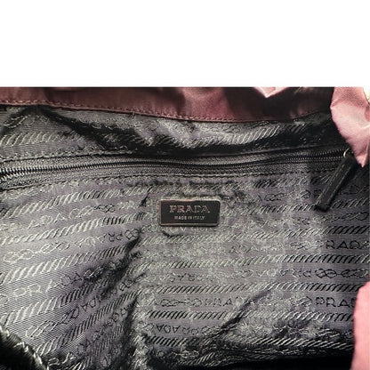 Leggero zaino Prada in tessuto nylon bordeaux e finiture in pelle tono su tono, di lusso, originale, ottime condizioni, usato.