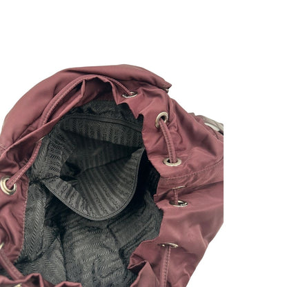 Leggero zaino Prada in tessuto nylon bordeaux e finiture in pelle tono su tono, di lusso, originale, ottime condizioni, usato.