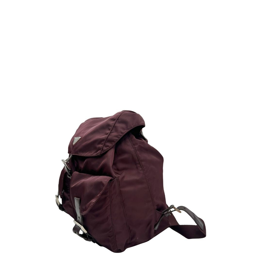 lato Leggero zaino Prada in tessuto nylon bordeaux e finiture in pelle tono su tono, di lusso, originale, ottime condizioni, usato. 