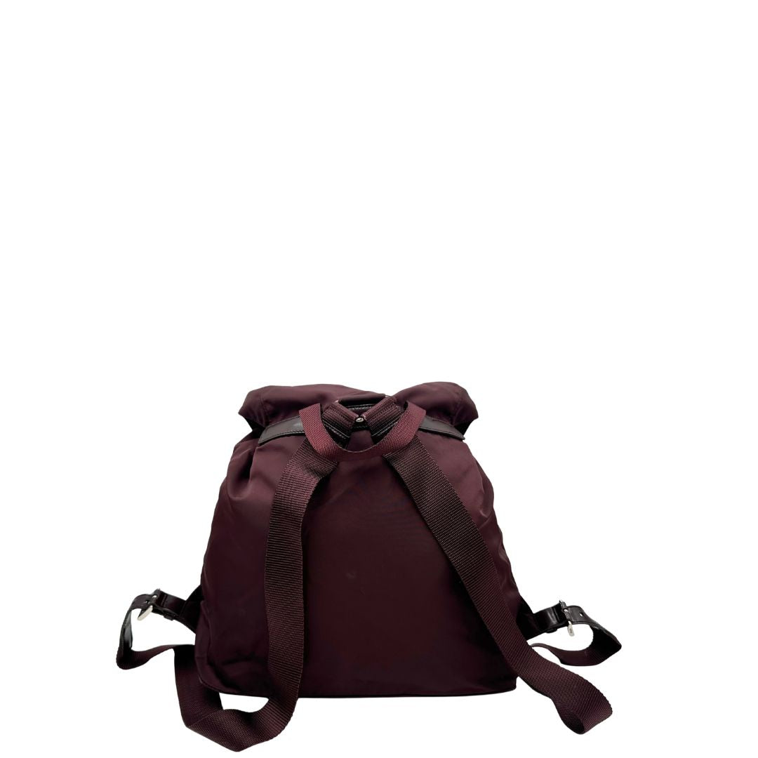 Leggero zaino Prada in tessuto nylon bordeaux e finiture in pelle tono su tono, di lusso, originale, ottime condizioni, usato.