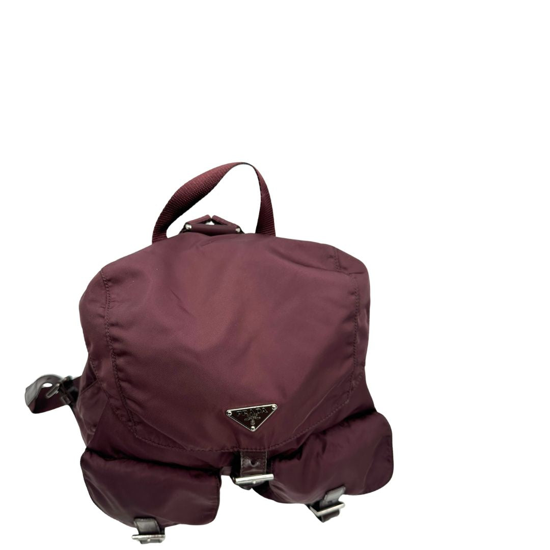 Leggero zaino Prada in tessuto nylon bordeaux e finiture in pelle tono su tono, di lusso, originale, ottime condizioni, usato.