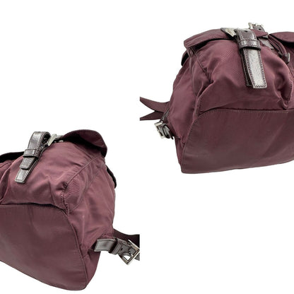 Leggero zaino Prada in tessuto nylon bordeaux e finiture in pelle tono su tono, di lusso, originale, ottime condizioni, usato.