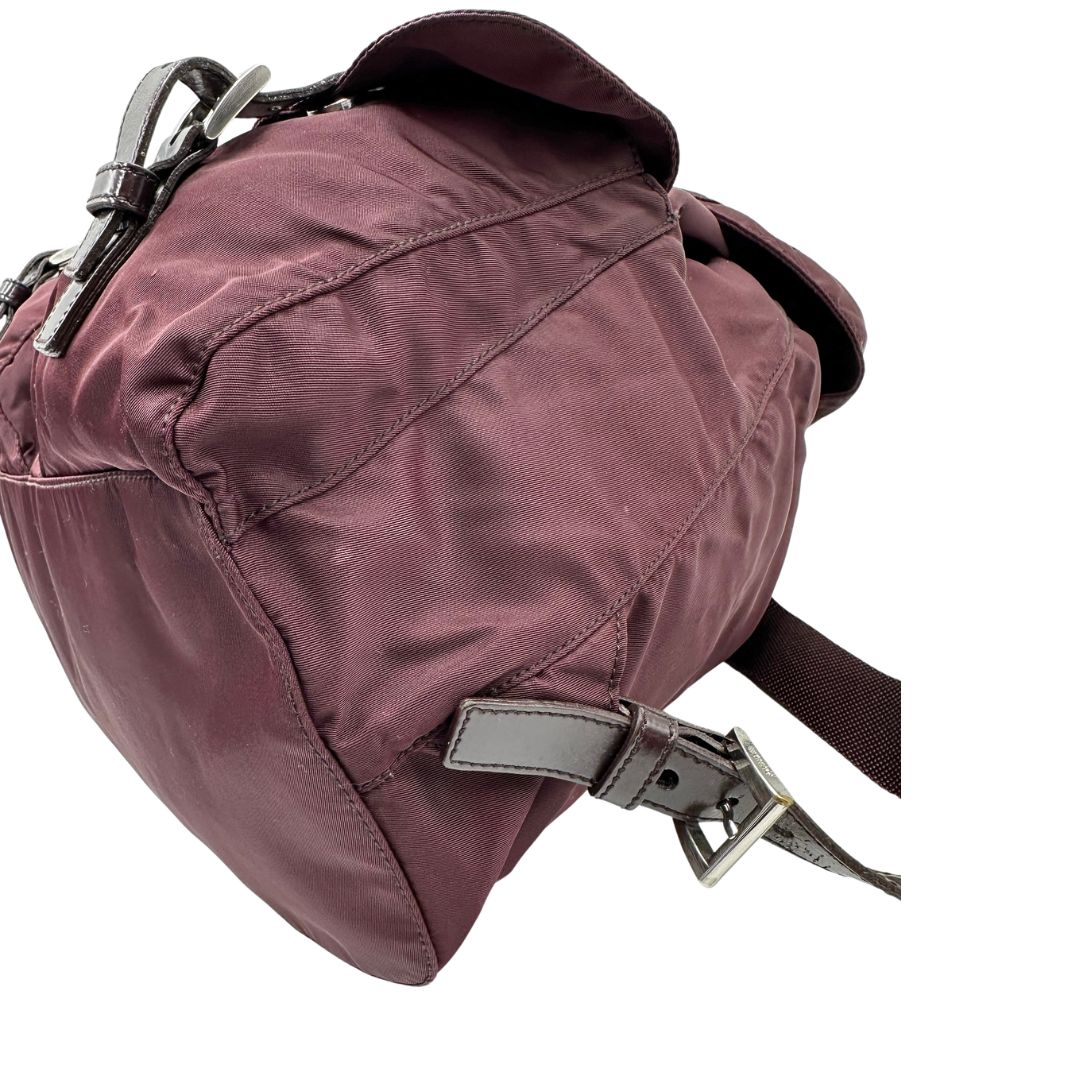 Leggero zaino Prada in tessuto nylon bordeaux e finiture in pelle tono su tono, di lusso, originale, ottime condizioni, usato.