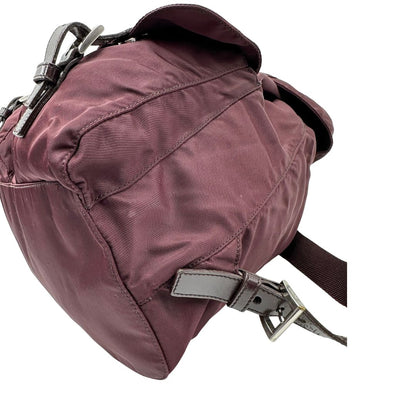 Leggero zaino Prada in tessuto nylon bordeaux e finiture in pelle tono su tono, di lusso, originale, ottime condizioni, usato.