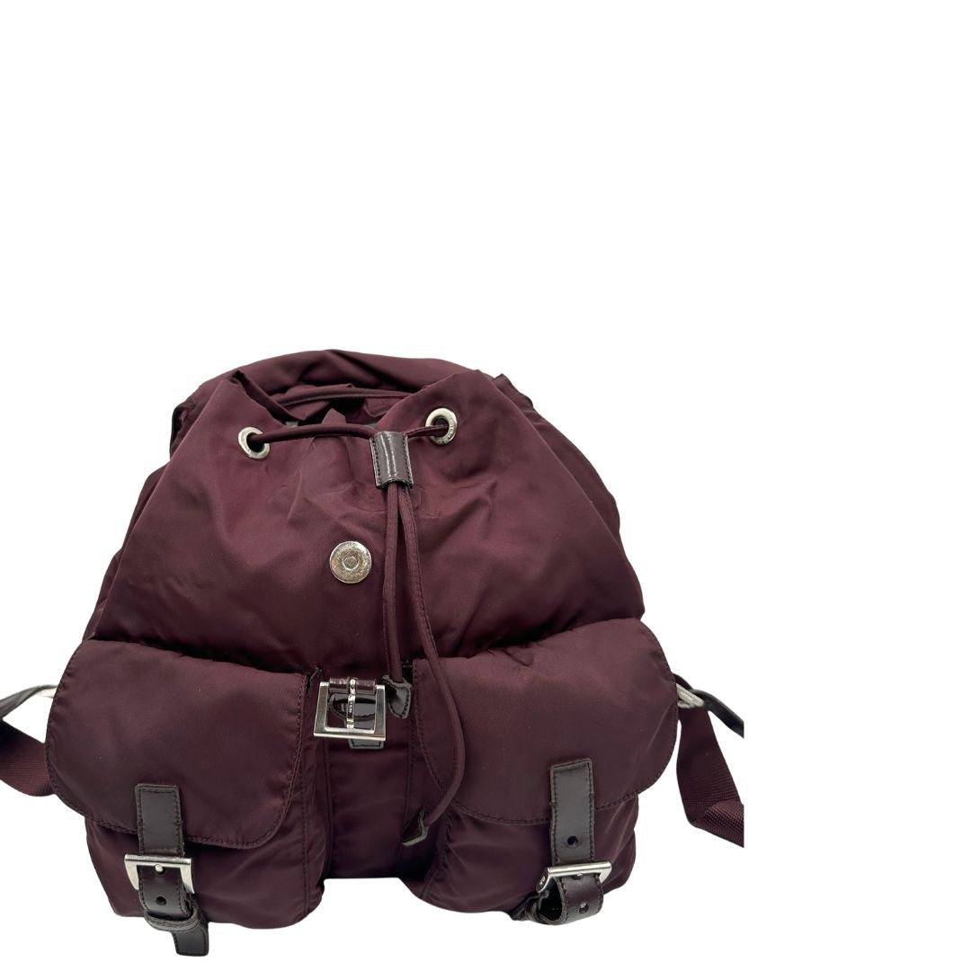 Leggero zaino Prada in tessuto nylon bordeaux e finiture in pelle tono su tono, di lusso, originale, ottime condizioni, usato.