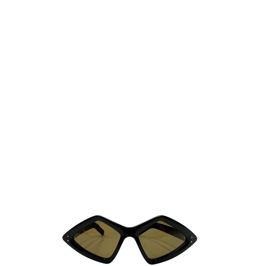 Occhiali Gucci unisex caratterizzati da una distintiva montatura geometrica a forma di diamante, realizzati in acetato nero lucido con lenti color giallo scuro.