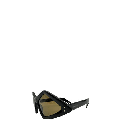 Occhiali Gucci unisex caratterizzati da una distintiva montatura geometrica a forma di diamante, realizzati in acetato nero lucido con lenti color giallo scuro.