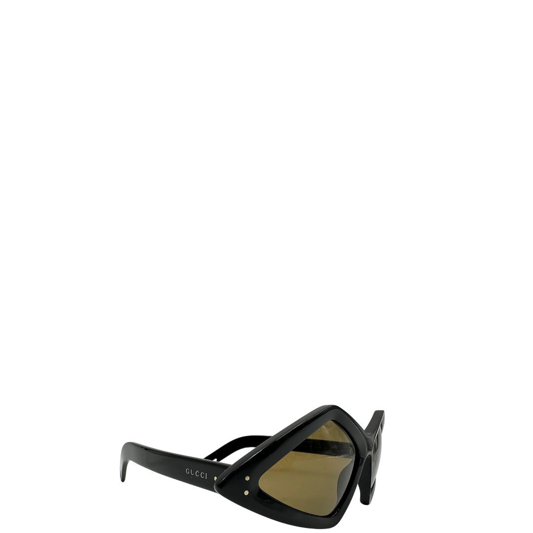 Occhiali Gucci unisex caratterizzati da una distintiva montatura geometrica a forma di diamante, realizzati in acetato nero lucido con lenti color giallo scuro.